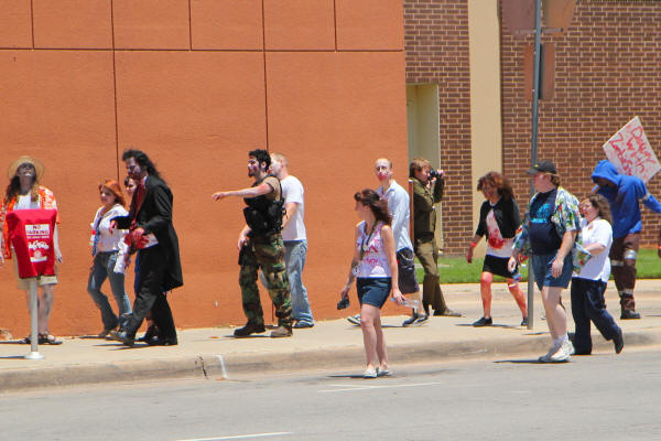 Zombie-21.jpg (608930 bytes)