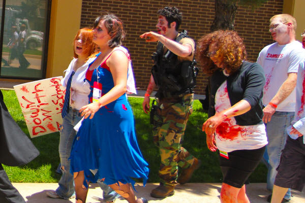 Zombie-32.jpg (632658 bytes)