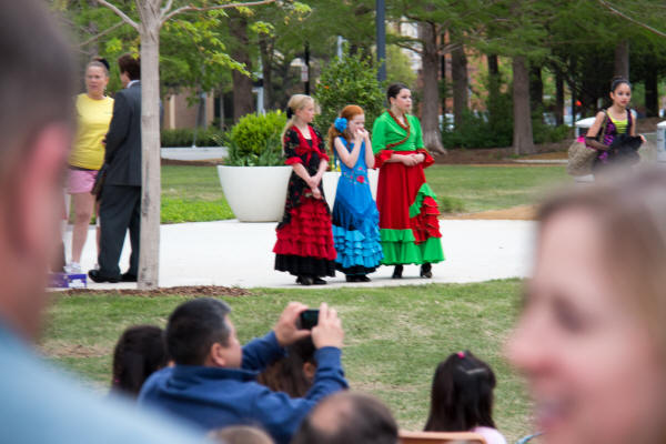 Maya_Dancing-4.jpg (986604 bytes)