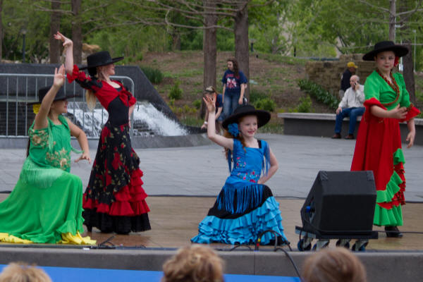 Maya_Dancing2-10.jpg (1059647 bytes)