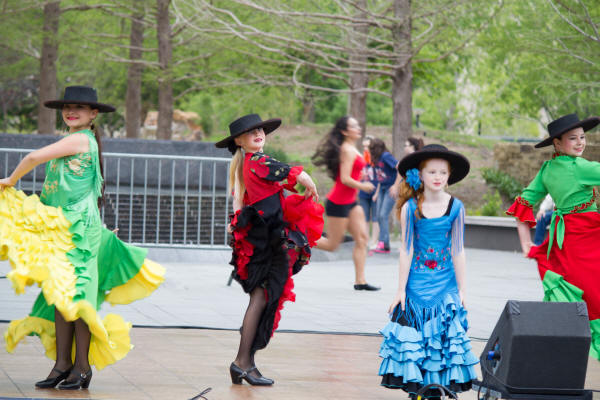 Maya_Dancing2-12.jpg (1031167 bytes)