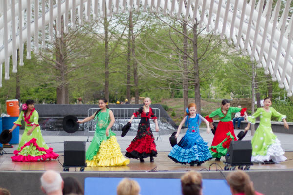 Maya_Dancing2-4.jpg (1209839 bytes)