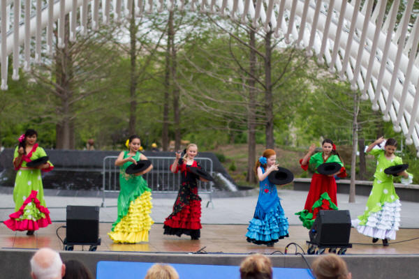 Maya_Dancing2-5.jpg (1270682 bytes)