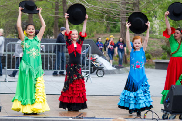 Maya_Dancing2-6.jpg (968654 bytes)