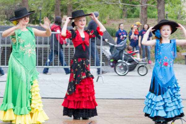 Maya_Dancing2-7.jpg (1033210 bytes)