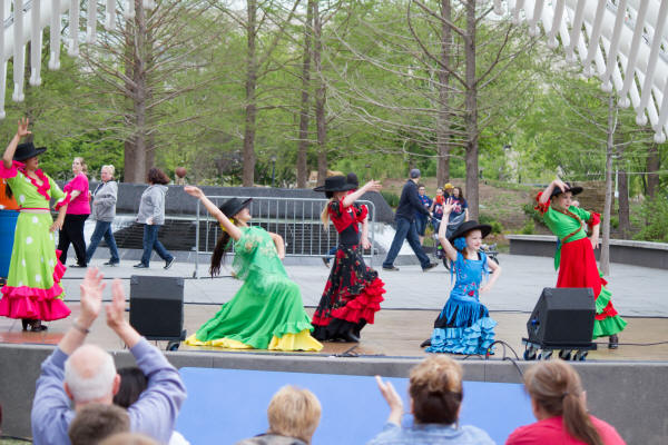 Maya_Dancing2-8.jpg (1259780 bytes)