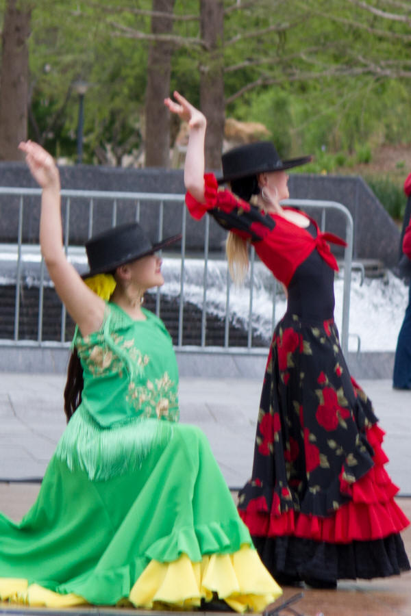 Maya_Dancing2-9.jpg (997722 bytes)