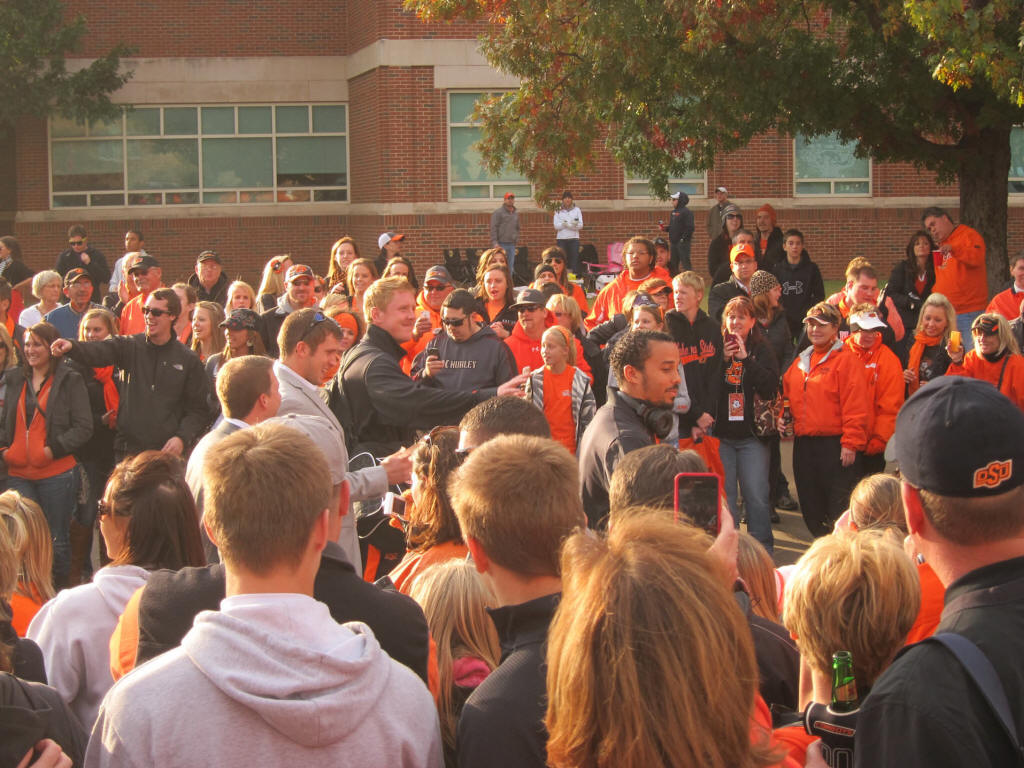 Football-2.jpg (409479 bytes)