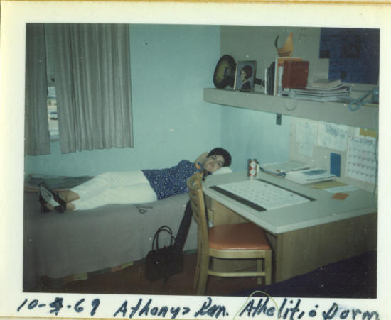 1969 10-4 OSU Dorm Room Mom.jpg (169462 bytes)
